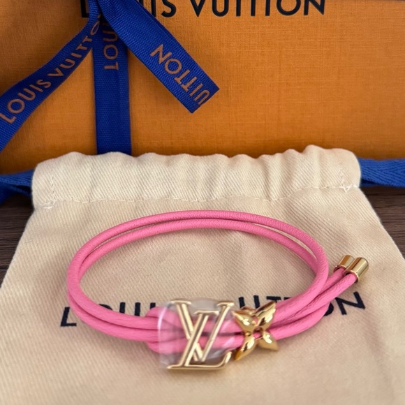 ❌SOLD❌NEW LOUIS VUITTON LV Initials Leather Bracelet in Pink - Picture 1 of 5
